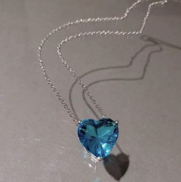 Retro blue heart-shaped gemstone pendant
