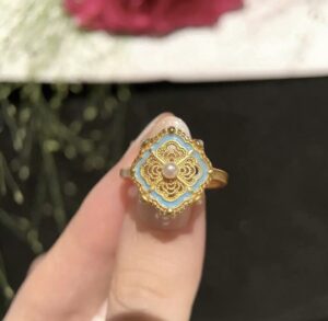 Glazed flower plate with opening clasp