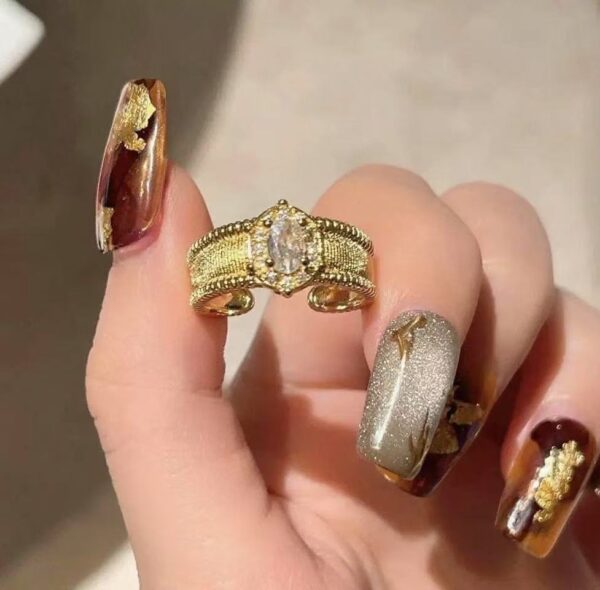 Pigeon egg zircon open-ended ring
