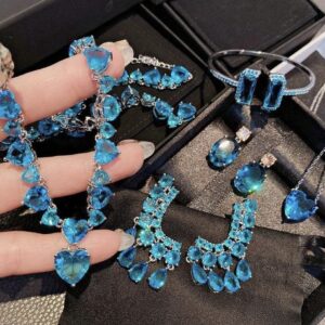 Retro blue heart-shaped gemstone pendant