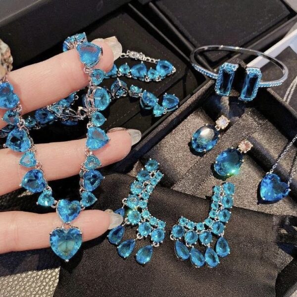 Retro blue heart-shaped gemstone pendant