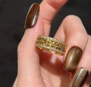 Oval-shaped zircon stud ring